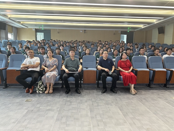 精心育德-合肥一中肥东分校开展首届模拟政协提案展评会-阚会群(7)